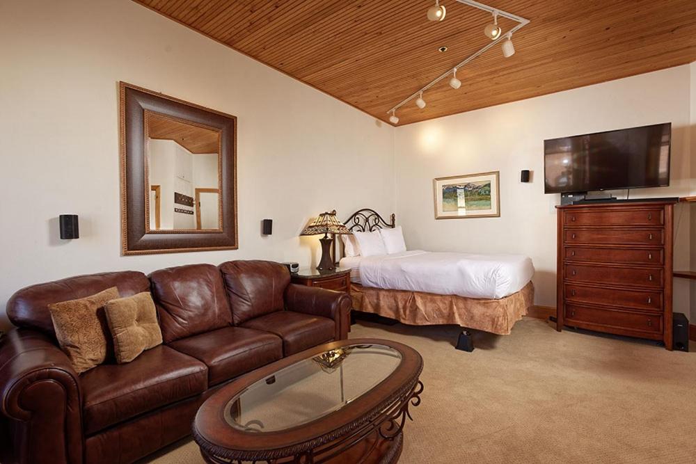 Independence Square Unit 306, Hotel Room with Large Sitting Area & Wet Bar
